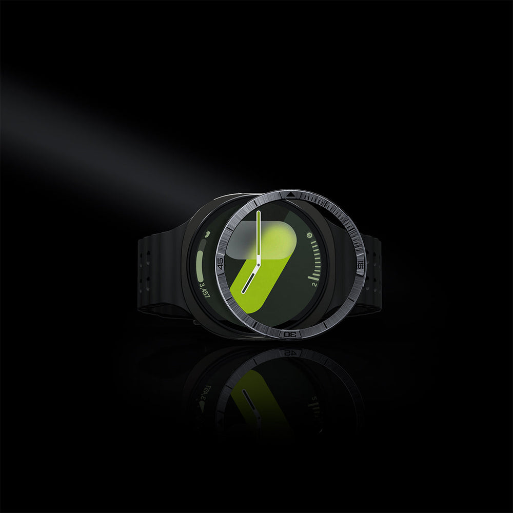 ACS10009 - Galaxy Watch 9 Bezel Tune in sliver showing product with light.