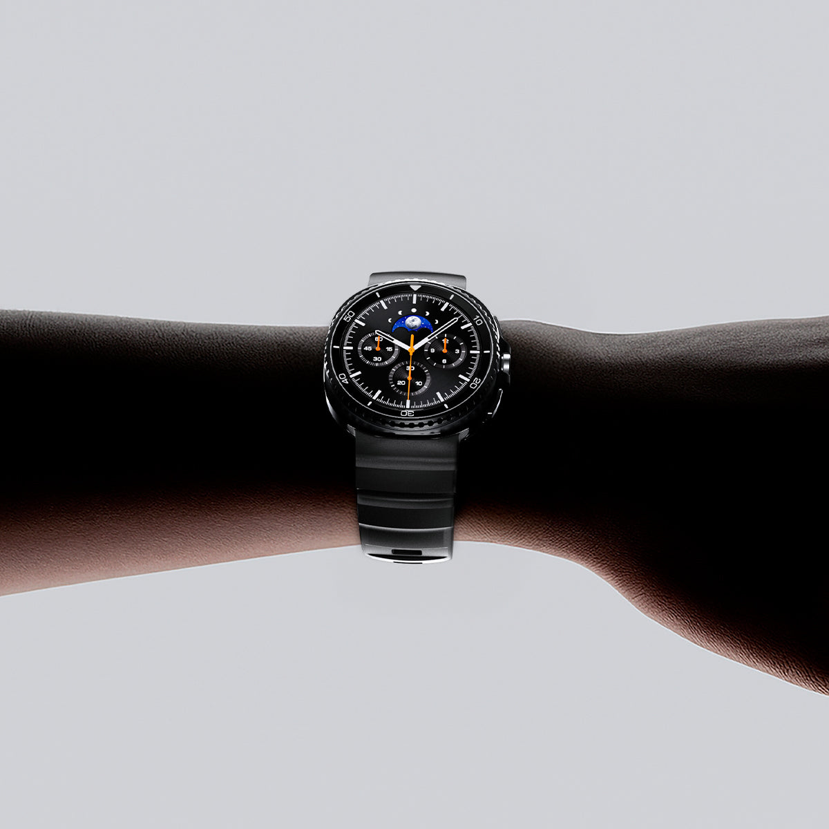 AMP10151 - Galaxy Watch 9 Series WBS2 in black showing clock with hand