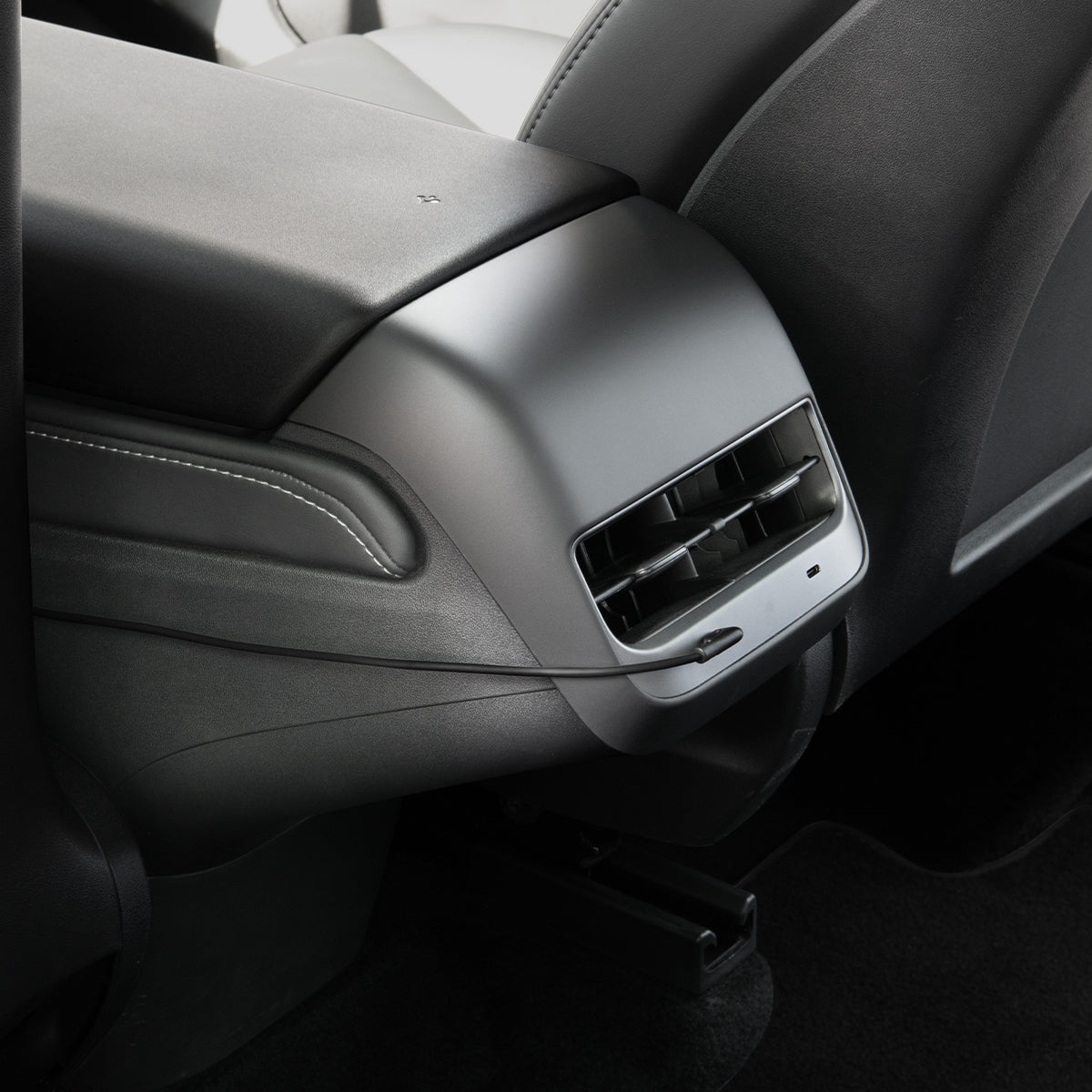 ACP06860 - Tesla Models - OneTap Pro Screen Car Mount ITT90W-3 (MagFit) in Black showing the cable of a car mount attached below a car vent window